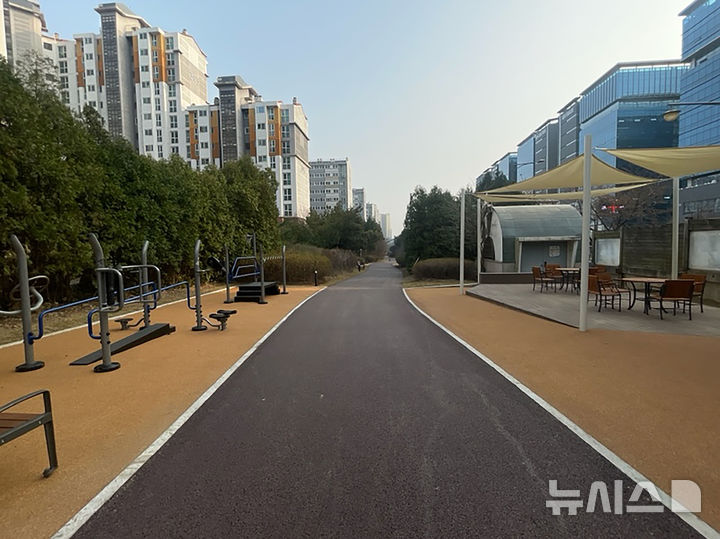 [성남=뉴시스] 새로 단장한 성남 판교지구 수도부지(삼평동 구간) 포켓쉼터 (사진=성남시 제공) 2026.04.06.photo@newsis.com