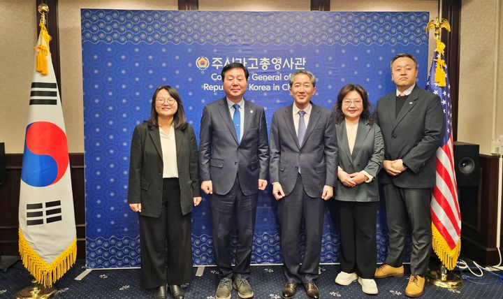 [대전=뉴시스] 주 시카고 대한민국 총영사관을 방문, 기념촬영을 하는 충남대 김정겸(왼쪽 두번째) 총장. (사진=충남대 제공) 2026.04.06. photo@newsis.com *재판매 및 DB 금지