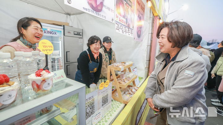 [과천=뉴시스] ‘과천 맛집 스트릿’이 열린 렛츠런파크 서울 ‘벚꽃축제’ 현장을 찾은 신계용 과천시장이 상인들과 이야기를 나누고 있다. (사진=과천시 제공). 2026.04.06.photo@newsis.com