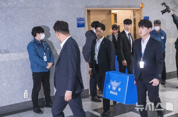 [전주=뉴시스] 강경호 기자 = 전북경찰청 반부패경제범죄수사대 관계자들이 6일 전북 전주시 전북특별자치도청 도지사실을 찾아 김관영 전북특별자치도지사의 돈봉투 의혹과 관련한 압수수색을 마치고 장내를 빠져나오고 있다. 2026.04.06. lukekang@newsis.com