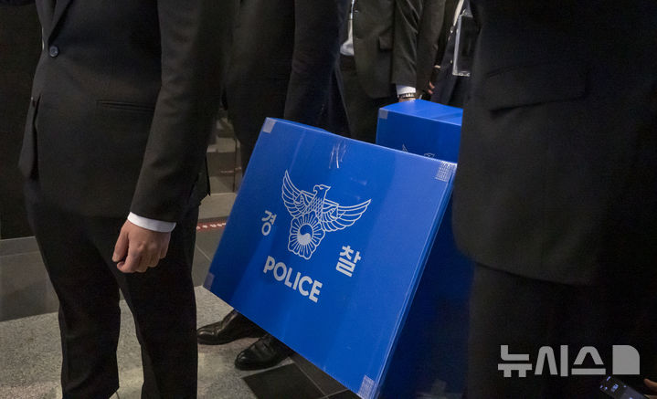 [전주=뉴시스] 강경호 기자 = 전북경찰청 반부패경제범죄수사대 관계자들이 6일 전북 전주시 전북특별자치도청 도지사실을 찾아 김관영 전북특별자치도지사의 돈봉투 의혹과 관련한 압수수색을 마치고 장내를 빠져나오고 있다. 2026.04.06. lukekang@newsis.com