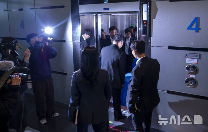 [전주=뉴시스] 강경호 기자 = 전북경찰청 반부패경제범죄수사대 관계자들이 6일 전북 전주시 전북특별자치도청 도지사실을 찾아 김관영 전북특별자치도지사의 돈봉투 의혹과 관련한 압수수색을 마치고 장내를 빠져나오고 있다. 2026.04.06. lukekang@newsis.com