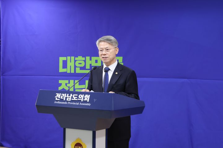 [무안=뉴시스] 더불어민주당 전남광주통합특별시장 경선 결선에 진출한 민형배 후보가 6일 전남도의회에서 전남 서부권 미래 비전에 대한 자신의 구상을 밝히고 있다. (사진 = 민 후보 측 제공). 2026.04.06. photo@newsis.com *재판매 및 DB 금지