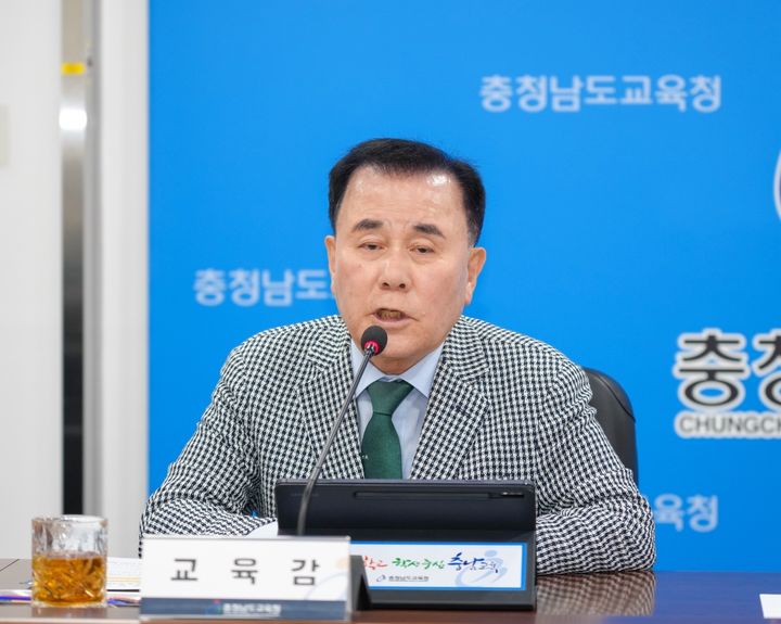 [홍성=뉴시스] 김지철 충남교육감이 주간업무보고회의를 주재하고 있다. *재판매 및 DB 금지