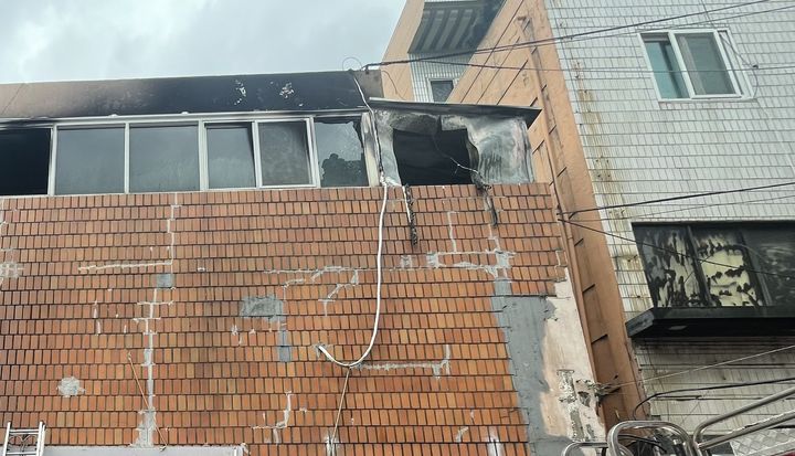 [울산=뉴시스] 6일 울산 남구 야음동 한 주택에서 불이 나 건물이 까맣게 타 있다. (사진=울산소방본부 제공) 2026.04.06. photo@newsis.com *재판매 및 DB 금지