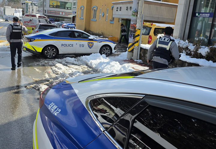 지난 3월 4일 태백시 황지동 원룸 자해 시도 사건이 발생해 경찰과 소방이 출동해 현장 대응을 하고 있다.(사진=뉴시스) *재판매 및 DB 금지