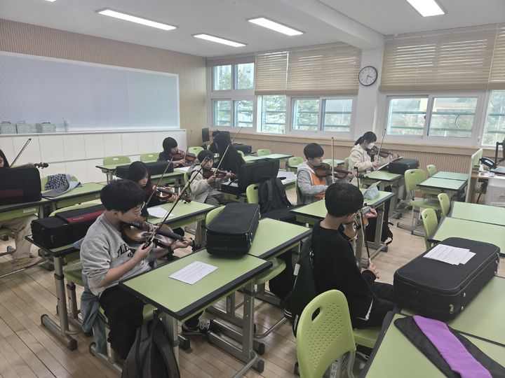 [용인=뉴시스] 오케스트라 수업 중인 학생들(사진=백암초등학교 제공) 2026. 04. 06. photo@newsis.com *재판매 및 DB 금지