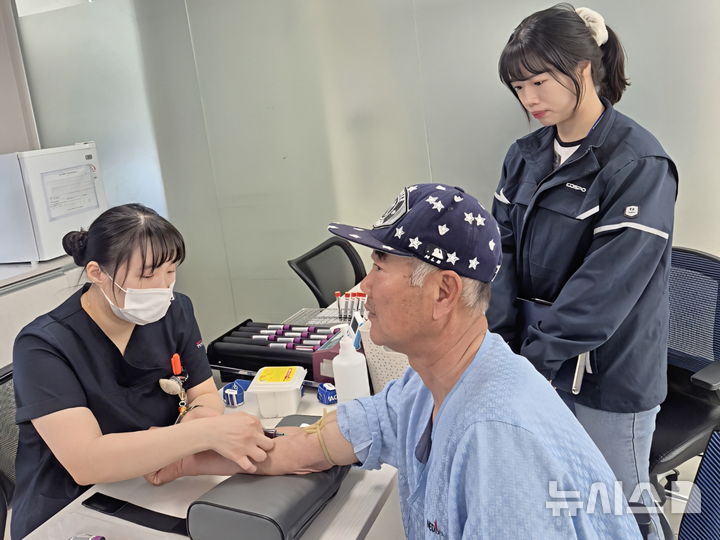 [세종=뉴시스]남부발전 안동빛드림본부는 자매마을인 안동시 풍산읍 괴정리, 매곡2리, 신양1리 등 발전소 인근 3개 마을 어르신 약 60명을 대상으로 한국건강관리협회 대구지부에서 순차적인 검진을 진행한다.(사진=남부발전 제공)