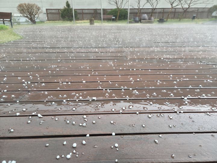 [광주=뉴시스] 6일 오후 2시6분께 광주에 싸락우박이 내리고 있다. (사진=독자 제공) 2026.04.06. photo@newsis.co, *재판매 및 DB 금지