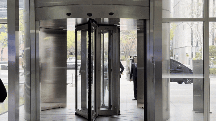 [서울=뉴시스] 장재훈 현대차그룹 부회장이 6일 오후 서울 여의도 한국산업은행 본사에 입장하고 있다. 2026.4.6. photo@newsis.com *재판매 및 DB 금지