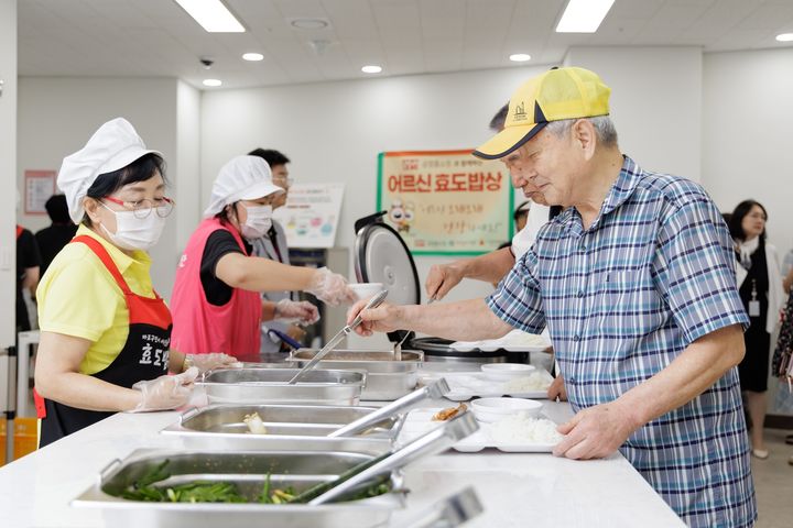 [뉴시스] 효도밥상 급식기관에서 노인들이 점심식사를 하는 모습. (사진=마포구 제공) *재판매 및 DB 금지
