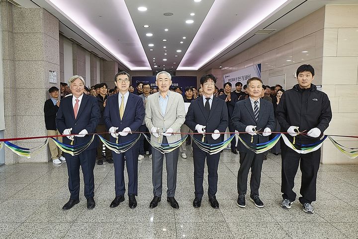 원익D2i 고사양 OLED DDI 첫 양산·출하식에서 참석자들이 기념촬영을 하고 있다. (왼쪽부터) 송윤석 TLi 대표, 조남성 원익 부회장, 이용한 원익 회장, 김도윤 원익D2i 대표, 황명춘 제품기술본부장, 유도현 근로자대표. (사진=원익D2i) *재판매 및 DB 금지