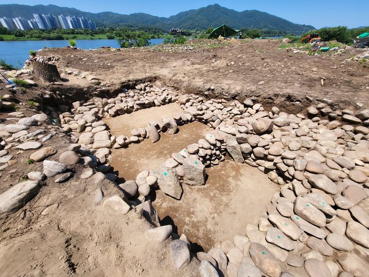 양강섬 적석분구묘 내부. (사진=양평군 제공) photo@newsis.com *재판매 및 DB 금지
