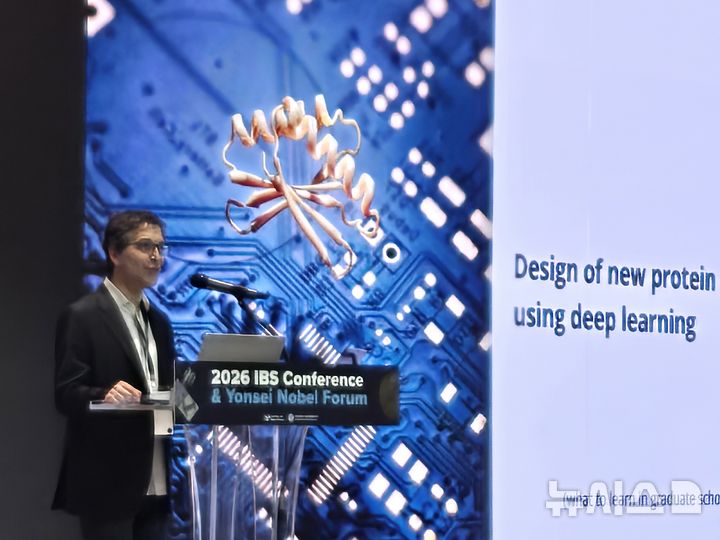 [서울=뉴시스]2024년 노벨 화학상 수상자이자 단백질 설계 분야의 세계적 권위자인 데이비드 베이커 워싱턴대학교 교수가 6일 서울 서대문구 연세대학교에서 개최된 기초과학연구원(IBS)의 '2026 IBS 콘퍼런스' 기조강연을 진행하고 있다. (사진=윤현성 기자)