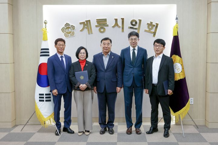 [계룡=뉴시스]계룡시의회는 6일 의장실에서 2025회계연도 결산검사위원 위촉식을 가졌다. 2026. 04. 06 photo@newsis.com *재판매 및 DB 금지
