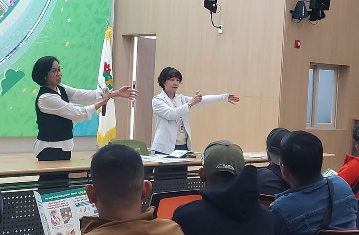 [횡성=뉴시스] 외국인계절근로자 매개감영병예방 교육. (사진=횡성군 제공) 2026.04.06. photo@newsis.com *재판매 및 DB 금지