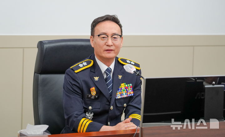 [청주=뉴시스] 신효섭(57·치안감·간부후보 45기) 40대 충북경찰청장이 6일 충북청 소회의실에서 취임식을 대신한 지휘부 회의를 열어 기본과 원칙에 충실하고 공정한 법 집행을 주문하고 있다. (사진=충북경찰청 제공) 2026.04.06. photo@newsis.com