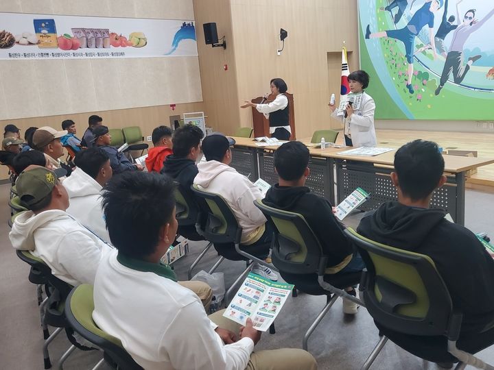 [횡성=뉴시스] 외국인계절근로자 매개감영병예방 교육. (사진=횡성군 제공) 2026.04.06. photo@newsis.com *재판매 및 DB 금지