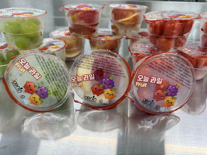 [밀양=뉴시스] 관내 초등학교 돌봄교실에 제공되는 과일 간식. (사진=밀양시 제공) 2026.04.06. photo@newsis.com *재판매 및 DB 금지