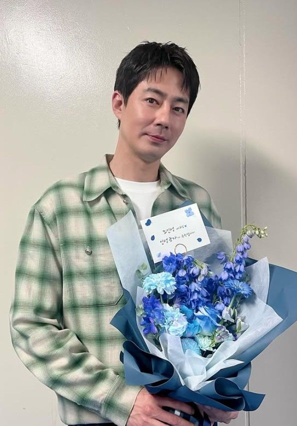 [서울=뉴시스] 배우 조인성이 과거 방송에서 영화 촬영 고충을 토로하며 언급했던 환율 관련 발언으로 인해 때아닌 악성 댓글에 시달리고 있다. (사진=인스타그램 캡처) 2026.04.06. photo@newsis.com&nbsp; *재판매 및 DB 금지