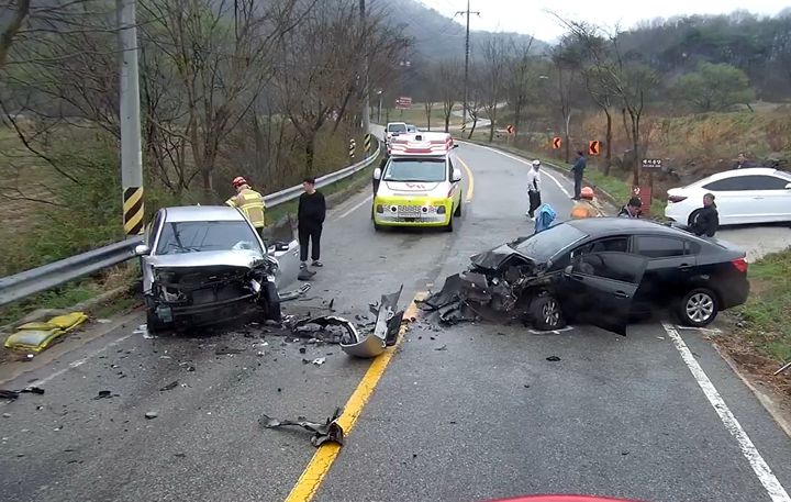 [순창=뉴시스] 6일 오후 1시10분께 전북 순창군 쌍치면의 한 도로에서 프라이드 차량과 포르테 차량이 충돌해 양 차량이 파손돼있다. (사진=전북도소방본부 제공) 2026.04.06. photo@newsis.com *재판매 및 DB 금지