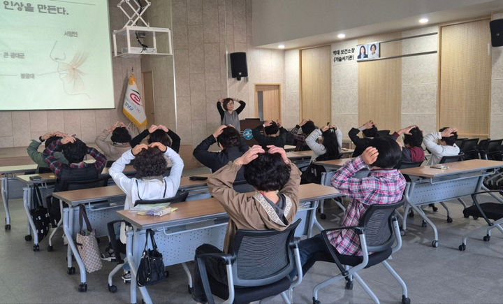 [창녕=뉴시스] 보건소에서 진행된 기공체조 등 건강증진 프로그램. (사진= 창녕군 제공) 2026.04.06. photo@newsis.com *재판매 및 DB 금지