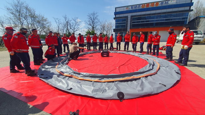 [창녕=뉴시스] 산림재난대응단이 이동식 저수조를 설치하고 있다. (사진= 창녕군 제공) 2026.04.06. photo@newsis.com *재판매 및 DB 금지