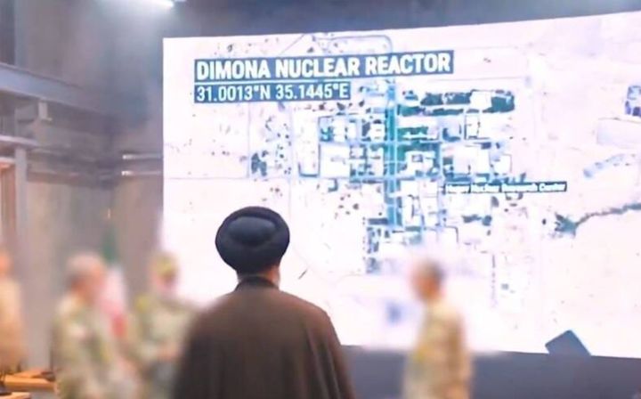 [서울=뉴시스] 이란 혁명수비대(IRGC)가 6일 공식 X(옛 트위터)에 올린 동영상에서 최고 지도자 모즈타바 하메네이가 빠른 걸음으로 회의실로 들어와 이스라엘의 디모나 핵시설 지도를 보고 있다. 하지만 이 동영상은 인공지능(AI)으로 생성한 것으로 밝혀졌다고 대만 자유시보는 보도했다. 2026.04.06. *재판매 및 DB 금지