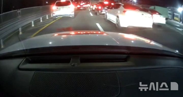 [경주=뉴시스] 경주~울산 산업로 퇴근길 정체 속 고위험 산모가 탄 차량을 에스코트하는 경찰 (사진=경주경찰서 제공) 2026.4.6. photo@newsis.com