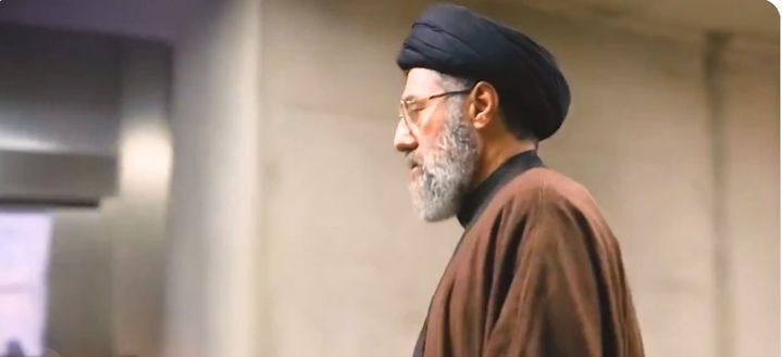 [서울=뉴시스] 이란 혁명수비대(IRGC)가 6일 공식 X(옛 트위터)에 올린 동영상에서 최고 지도자 모즈타바 하메네이가 빠른 걸음으로 회의실로 들어오고 있다. 하지만 이 동영상은 인공지능(AI)으로 생성한 것으로 밝혀졌다고 대만 자유시보는 보도했다. 2026.04.06. *재판매 및 DB 금지