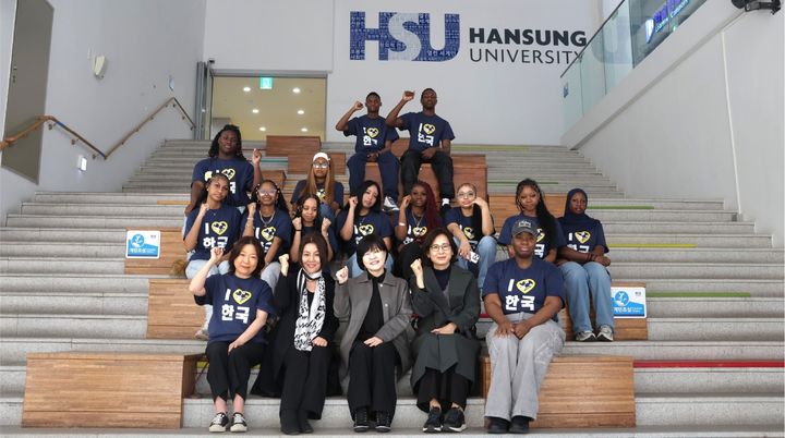 [서울=뉴시스] 한성대 관계자들과 미국 데모크라시 프렙 고등학교 학생들이 '언어·문화 교류 프로그램'을 진행하며 사진 촬영을 하고 있다. (사진=한성대 제공) 2026.04.06. photo@newsis.com *재판매 및 DB 금지