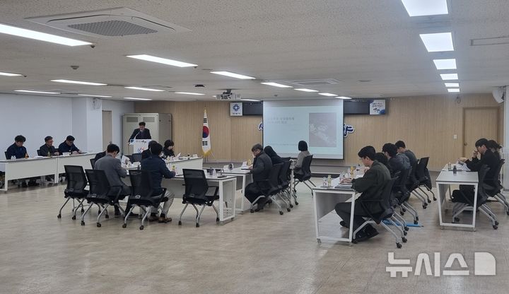 [안양=뉴시스] 안양시청 4층 상황실에서 인덕원고 교육환경 상생협의체 착수회의가 열리고 있다. (사진=안양시 제공). 2026.04.06. photo@newsis.com