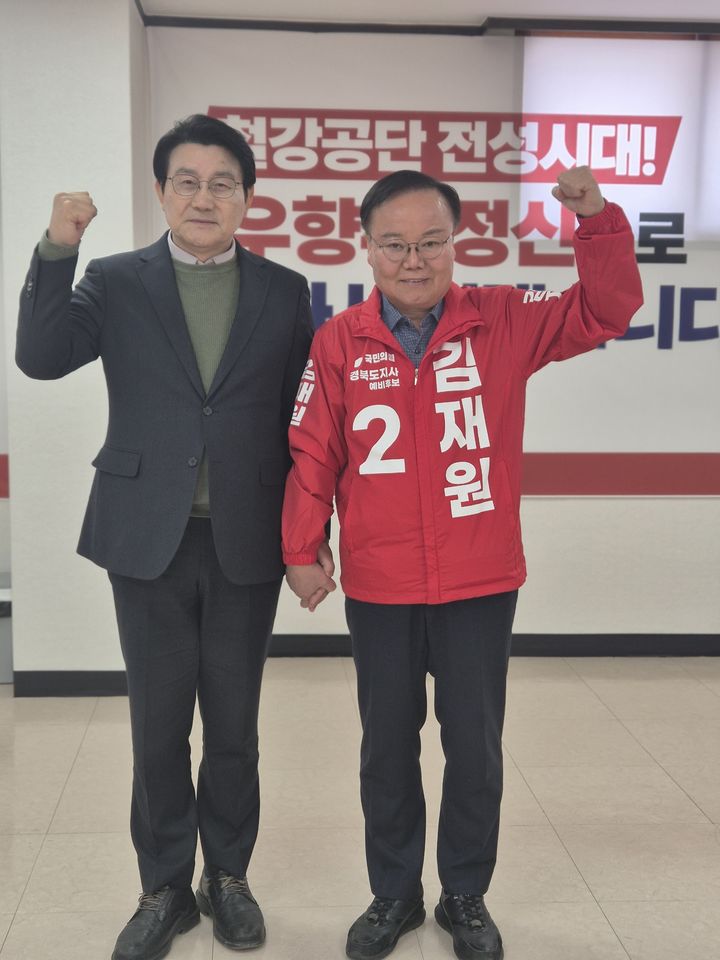 [안동=뉴시스] 지난 3일 박승호 전 포항시장이 김재원 후보 사무실을 찾아 지지를 선언하고 있다. (사진=김재원 후보측 제공) 2026.04.06. photo@newsis.com *재판매 및 DB 금지