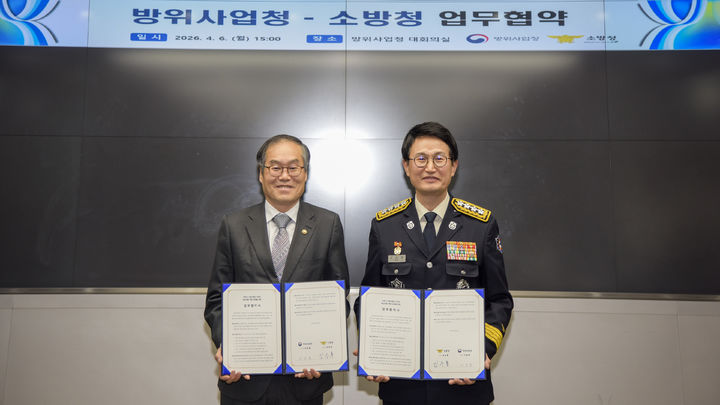 6일 정부과천청사에서 개최된 방사청-소방청 업무협약식에서 소관 기관장들이 기념촬영을 하고 있다. 왼쪽부터 이용철 방위사업청장, 김승룡 소방청장. (사진=방사청 제공) 2026.04.06. *재판매 및 DB 금지