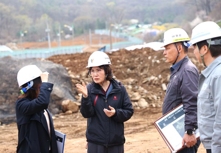 [광명=뉴시스] )최혜민 광명시장 권한대행(사진 왼쪽 두 번째)이 6일 구름산지구 도시개발사업 현장을 찾아 공사 진행 상황을 점검하고 있다. (사진=광명시 제공) 2026.04.06. photo@newsis.com *재판매 및 DB 금지