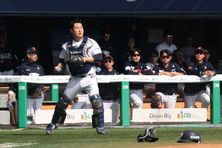 [서울=뉴시스] 프로야구 두산 베어스의 양의지가 5일 서울 잠실구장에서 열린 2026 신한 쏠 KBO리그 한화 이글스와의 경기에서 타구를 처리하고 있다. (사진=두산 베어스 제공) 2026.04.05. *재판매 및 DB 금지