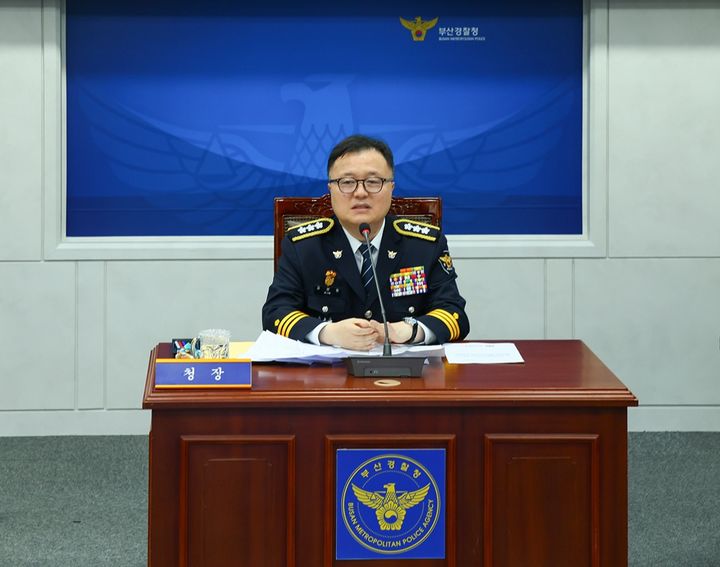 [부산=뉴시스] 김성희 신임 부산경찰청장이 6일 부산경찰 추모공간 참배를 시작으로 공식 임기에 들어갔다. 이어 서장, 과장 등 지휘부가 참석한 가운데 취임 간담회를 가졌다. (사진=부산경찰청 제공) 2026.04.06. photo@newsis.com *재판매 및 DB 금지