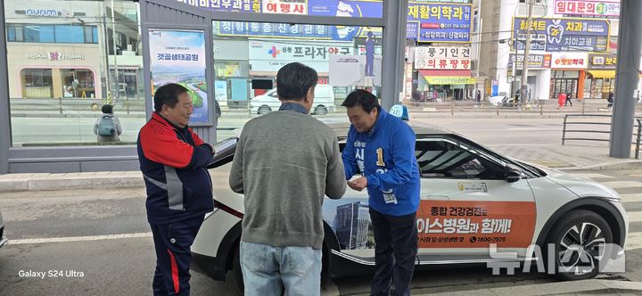 [시흥=뉴시스] 임병택 시흥시장이 예비후보 등록을 마친 후 관내 삼미시장 앞서 택시 운전사와 인사를 나누고 있다. (사진=선거 캠프 제공). 2026.04.06. photo@newsis.com