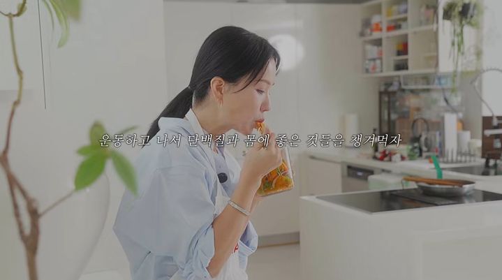 [서울=뉴시스] 지난 5일 엄정화는 자신의 유튜브 채널 'Umaizing 엄정화TV'에 올린 영상을 통해 운동 후 식단으로 섭취하기 좋은 당근 샐러드를 소개했다. (사진=유튜브 'Umaizing 엄정화TV' 채널 캡처)