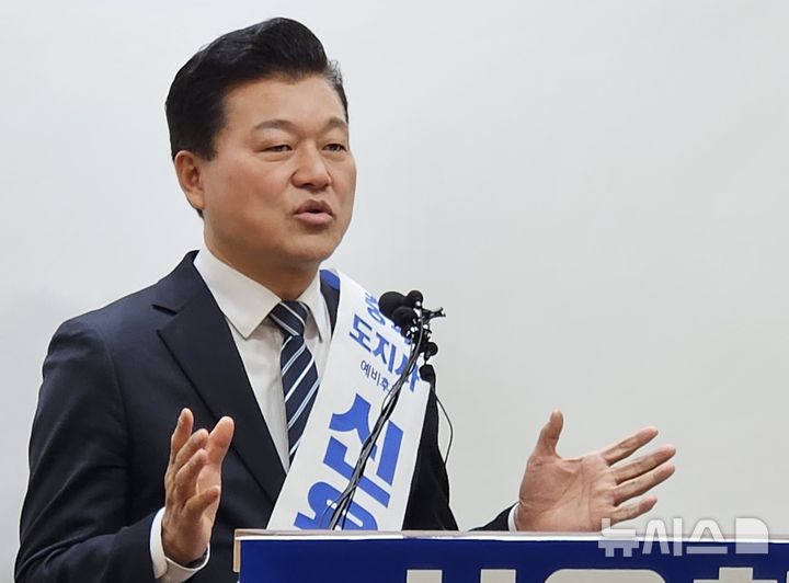 [청주=뉴시스] 이도근 기자= 더불어민주당 충북지사 후보로 선정된 신용한 대통령 직속 지방시대위원회 부위원장이 6일 청주시 상당구 문화동 충북도청 브리핑룸에서 본선 승리를 향한 각오를 밝히고 있다. 2026.04.06. nulha@newsis.com