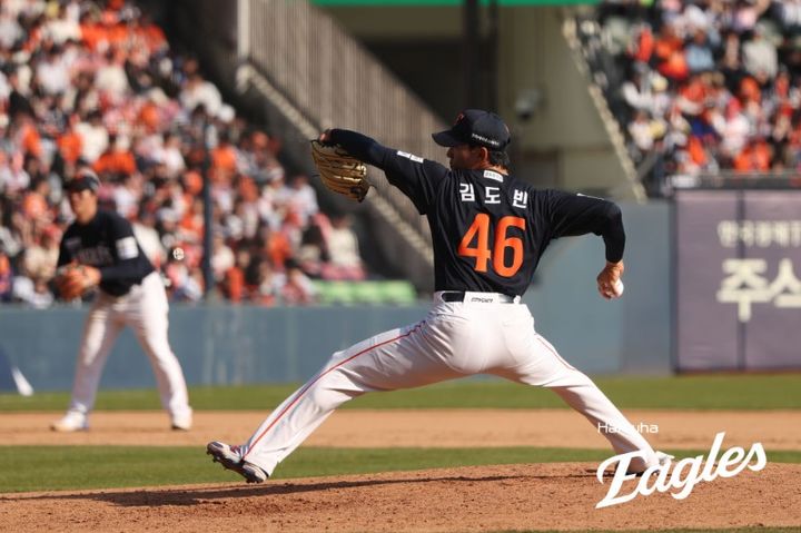 [서울=뉴시스] 프로야구 한화 이글스의 김도빈이 5일 서울 잠실구장에서 열린 2026 신한 쏠 KBO리그 두산 베어스전에 불펜 등판해 공을 던지고 있다. (사진=한화 이글스 제공) 2026.04.05. *재판매 및 DB 금지