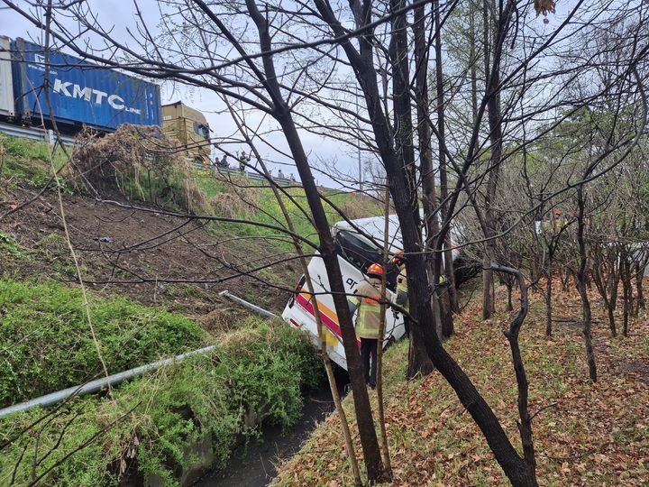 [대구=뉴시스] 6일 오후 4시10분께 대구 북구 팔달동 경부고속도로 북대구IC 방향 금호분기점 인근을 달리던 버스가 가드레일을 들이받은 뒤 난간 아래로 떨어졌다. (사진=대구소방안전본부 제공) 2026.04.06. photo@newsis.com *재판매 및 DB 금지