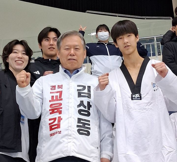 [안동=뉴시스] 지난 3일 경북도민체육대회에서 태권도 선수 및 태권도협회 관계자들과 만난 김상동 경북교육감 예비후보. (사진=김상동 후보측 제공) 2026.04.06. photo@newsis.com *재판매 및 DB 금지