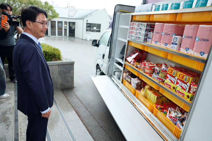 [고창=뉴시스] 고창군이 농촌마을을 찾아가 생필품과 신선식품을 판매하는 '동네점빵' 차량을 살펴보고 있다. *재판매 및 DB 금지