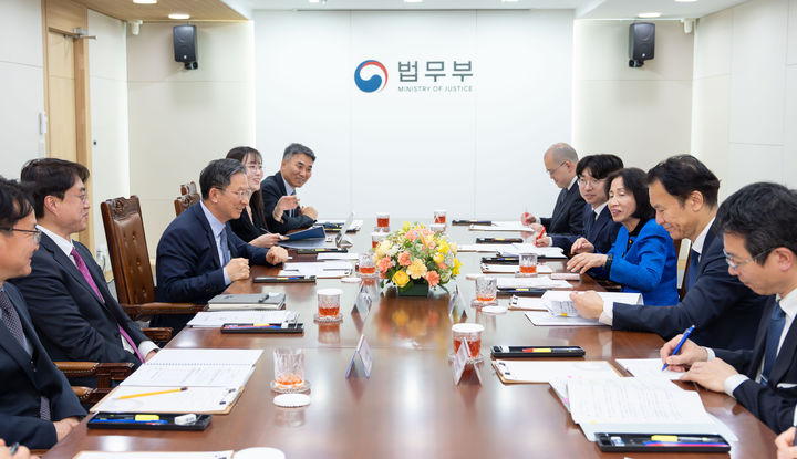 [서울=뉴시스] 정성호 법무부 장관이 6일 마쓰시마 미도리 일본 총리 외국인정책 담당 보좌관을 만나 양국의 외국인 사회통합 정책과 인적교류 확대 방안을 논의했다. (사진=법무부 제공) 2026.04.06. photo@newsis.com *재판매 및 DB 금지