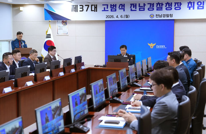 [무안=뉴시스] 고범석 신임 전남경찰청장이 6일 열린 취임식에서 취임사를 하고 있다. (사진 = 전남경찰청 제공) 2026.04.06. photo@newsis.com *재판매 및 DB 금지