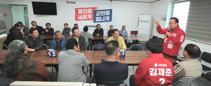 [안동=뉴시스] 6일 울진을 찾은 김재원 후보. (사진=김재원 후보측 제공) 2026.04.06. photo@newsis.com *재판매 및 DB 금지