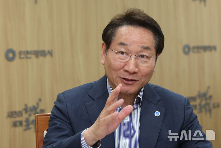 [인천=뉴시스] 전진환 기자 = 유정복 인천시장이 6일 오후 남동구 구월동 인천시청 소접견실에서 뉴시스와 인터뷰를 하고 있다. 2026.04.06. amin2@newsis.com