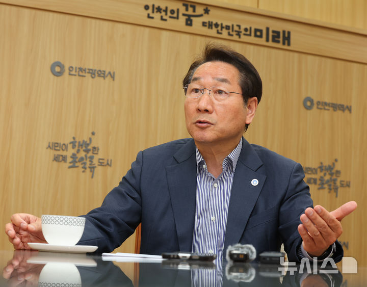 [인천=뉴시스] 전진환 기자 = 유정복 인천시장이 6일 오후 남동구 구월동 인천시청 소접견실에서 뉴시스와 인터뷰를 하고 있다. 2026.04.06. amin2@newsis.com 