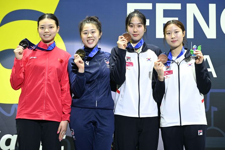 [서울=뉴시스]펜싱 플뢰레 유망주 신민채와 조주현. (사진=대한펜싱협회 제공)